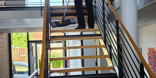 HOCH3 Gebäudemanagement Hannover Döhren, Unsere Leistungen (B2B), Treppenhausreinigung
